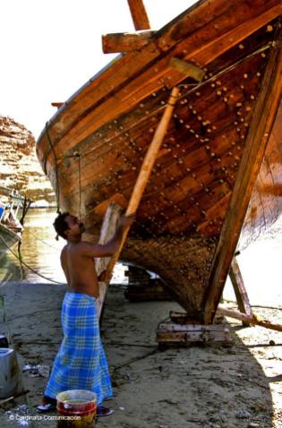 Reparando un barco en el Sultanato de Omán.